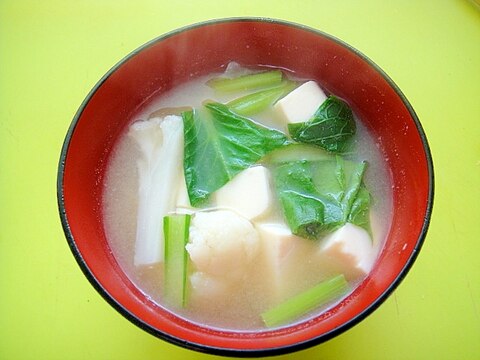 豆腐とカリフラワー小松菜の味噌汁